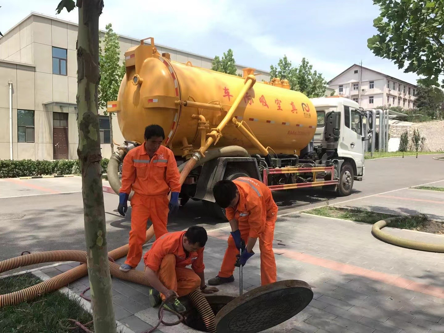 佛冈化粪池清理与5-8吨吸粪车施工效率分析